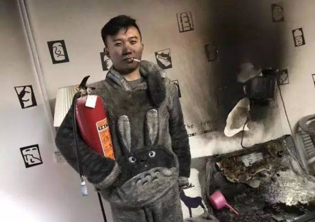 照片与视频中可以看出小两口的脸部与睡衣大部分已经被火熏黑