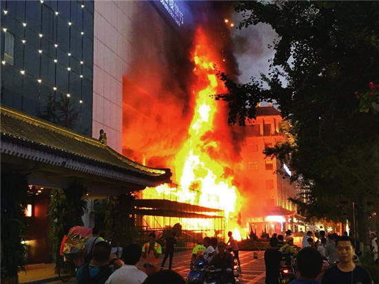 西安脚手架着火引燃建行大楼发生火灾 最新消