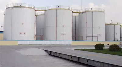 2m高的防火堤,与别的储罐有足够的安全距离,和其他的建筑,明火有符合