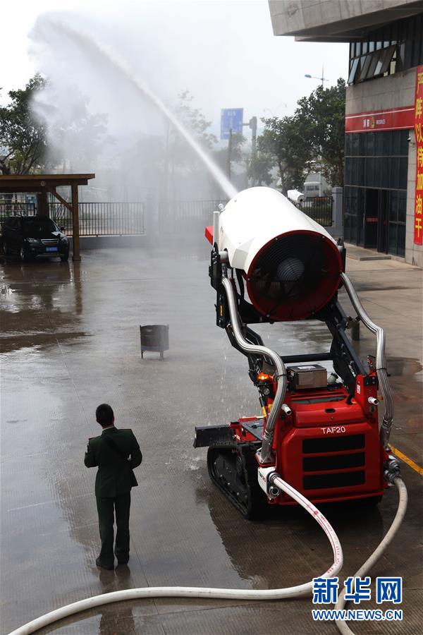 多功能消防灭火机器人进行射水测试