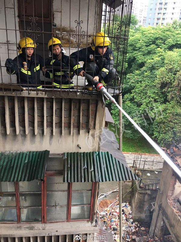 武汉市119接警指挥中心接到报警称江岸区解放南路与球场街交叉口一