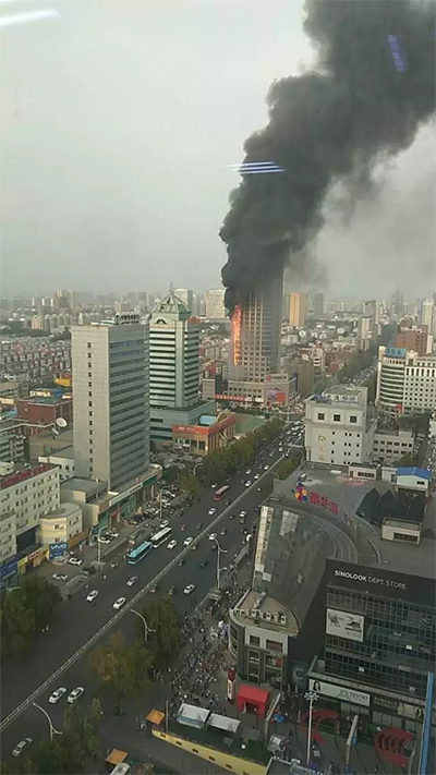山东潍坊联通大厦着火