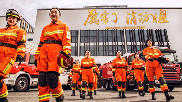 热血女消防员们与冷兵器的激情碰撞