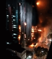 巴西一24层废旧公寓失火坍塌