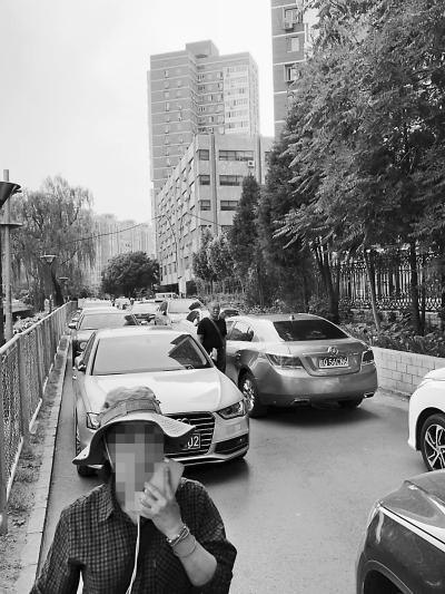 文慧园门前的滨河路