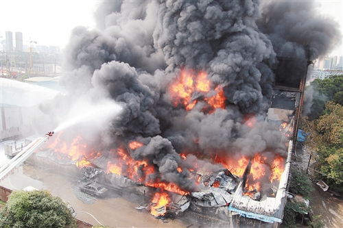 因仓库保存的多为家电、塑料、杂物等，导致大火燃烧迅猛