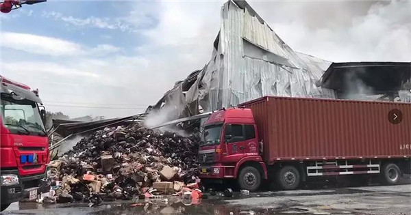 杭州仓库起火37辆消防车抽干一条河