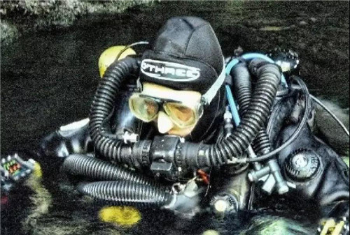 澳洲人潜入地下4公里救人