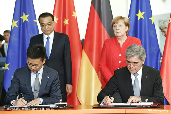 中德两国政府领导人见证合作备忘录的签署