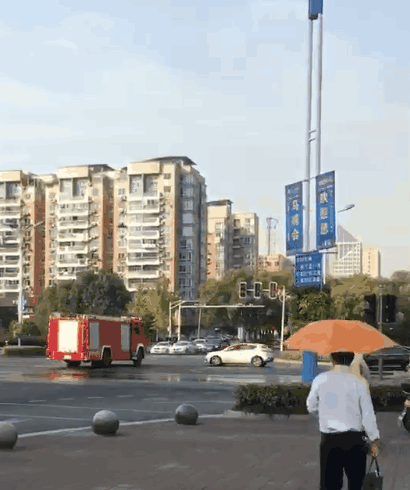 消防车撞私家车