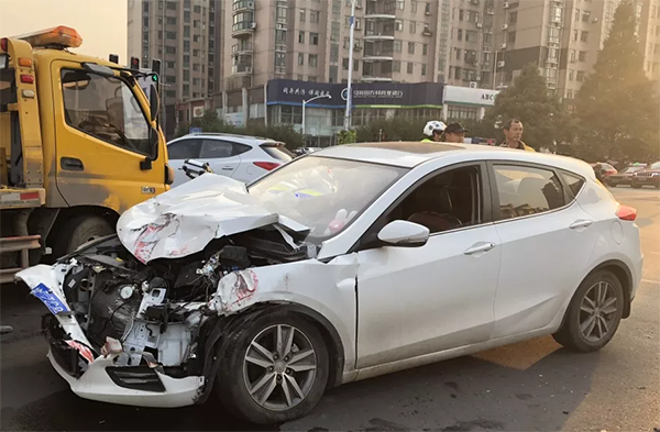 消防车撞私家车
