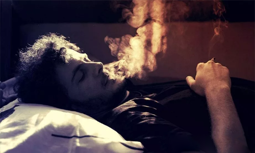 卧床吸烟