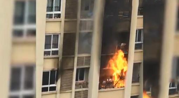 重庆一小区因为住户使用电烤炉不慎引发了火灾