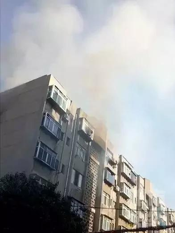   痛心！西安一小区住宅楼突发火灾，住户6楼坠下不幸身亡