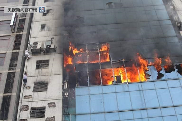孟加拉国首都一高层建筑起火