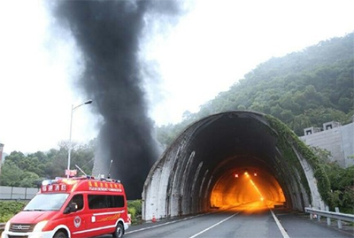 延安路隧道着火图片