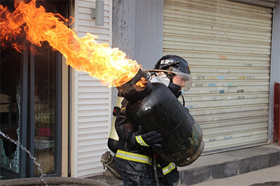 武汉消防员皇甫江武抱喷火煤气罐冲出火场 被赞抱火哥