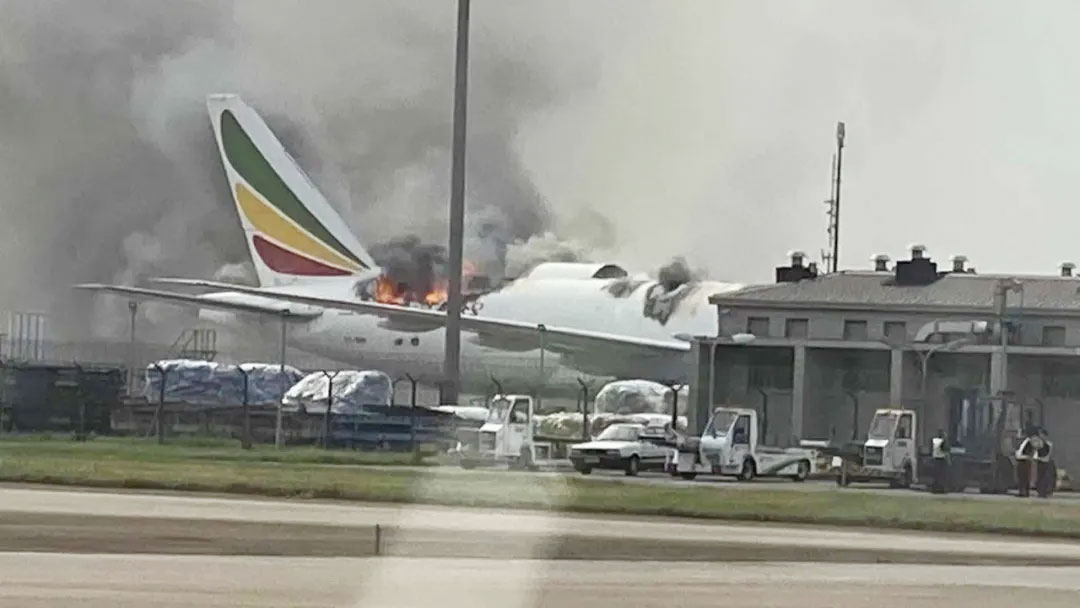 上海浦东机场一货机着火，飞机被烧穿
