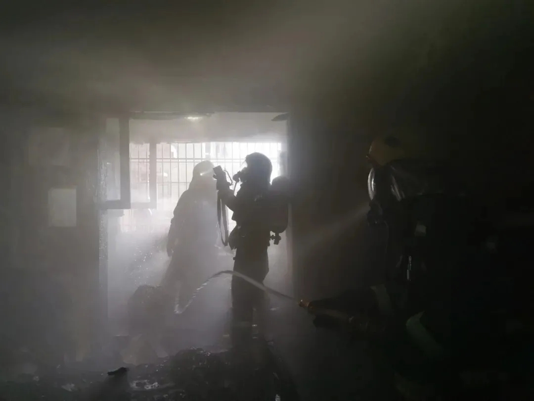  自贡一住宅突发火灾，物业、消防展开“教科书式”救援