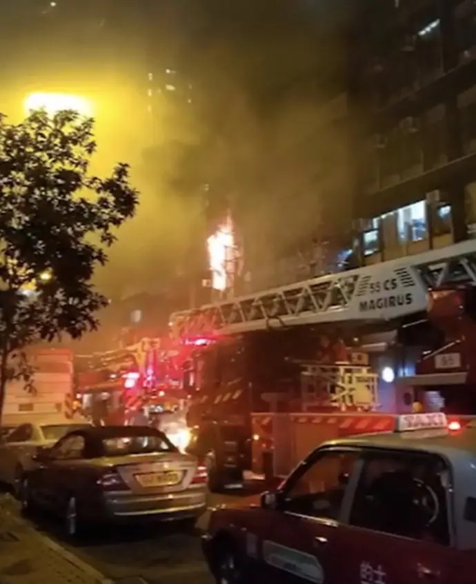 香港油麻地广东道560号有楼房起火