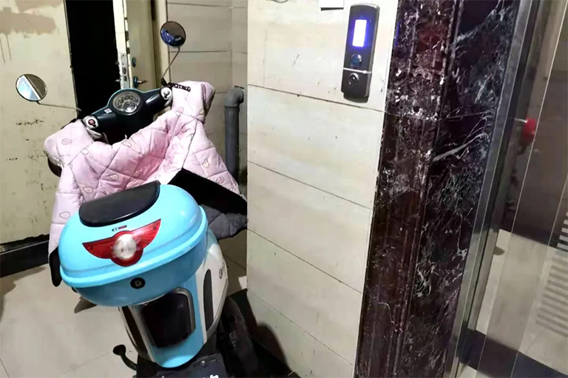 盐城市消防救援支队针对一高层住宅小区内电动自行车违规停放的行为，开出了全市首张罚单