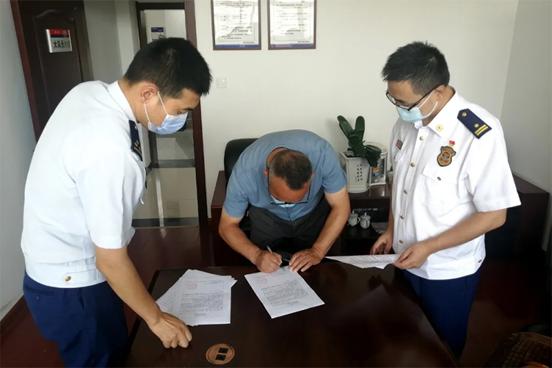 盐城市消防救援支队针对一高层住宅小区内电动自行车违规停放的行为，开出了全市首张罚单