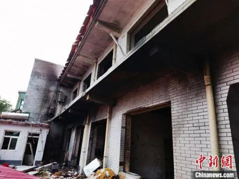 一栋二层楼房受损