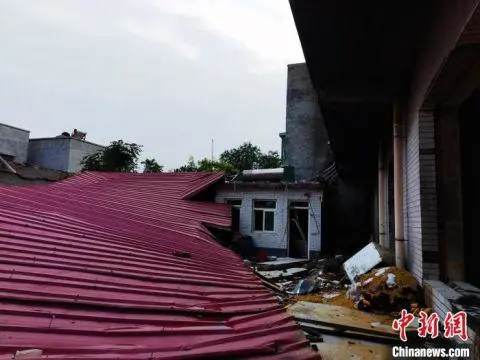 楼房后面彩钢板建筑坍塌
