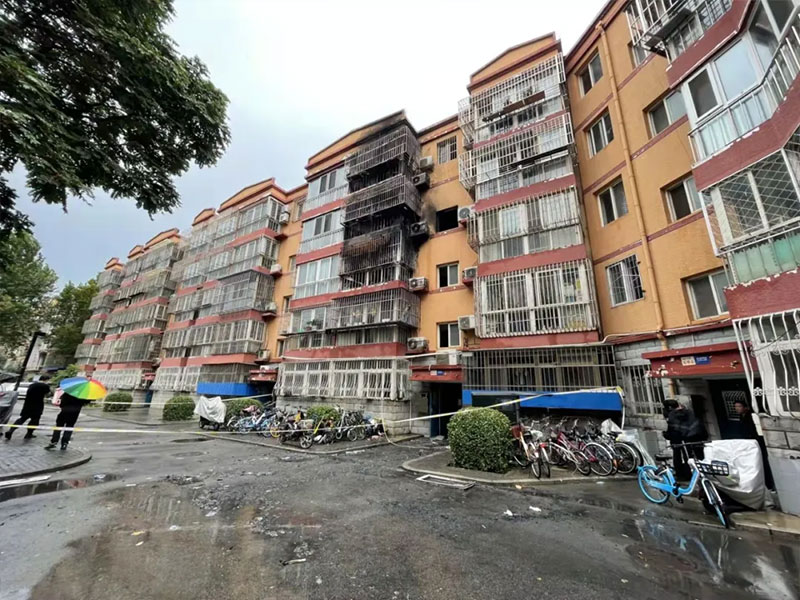 北京通州一小区租户将电动自行车锂电池带入户内充电发生爆炸起火，致5死