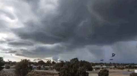 2020年2月，一位摄影师在澳大利亚珀斯国际机场附近拍摄到的下击暴流