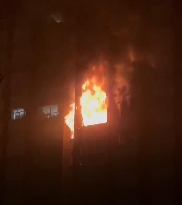 乌鲁木齐一高层住宅楼发生火灾