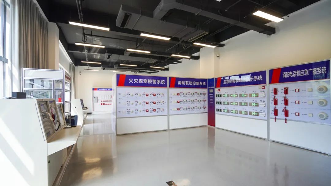 开发智能考核装置，建成智能化操作技能鉴定考场