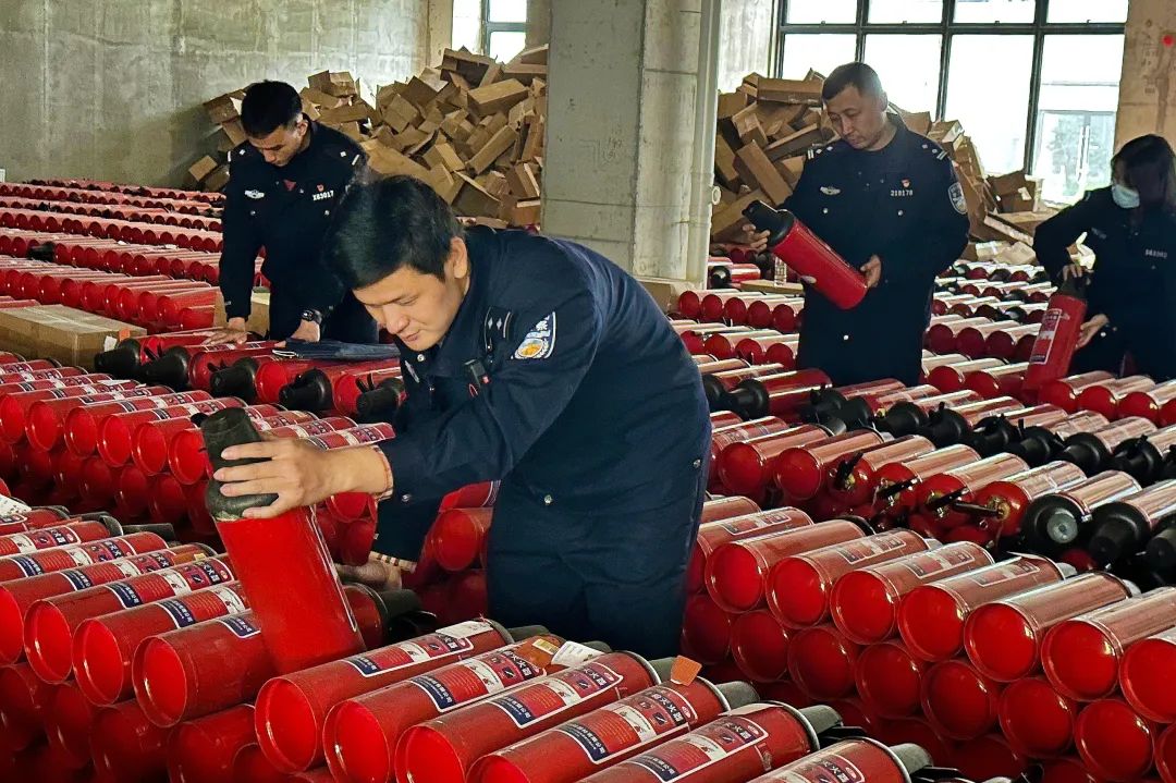 南京警方成功侦破一起特大生产销售伪劣干粉灭火器案