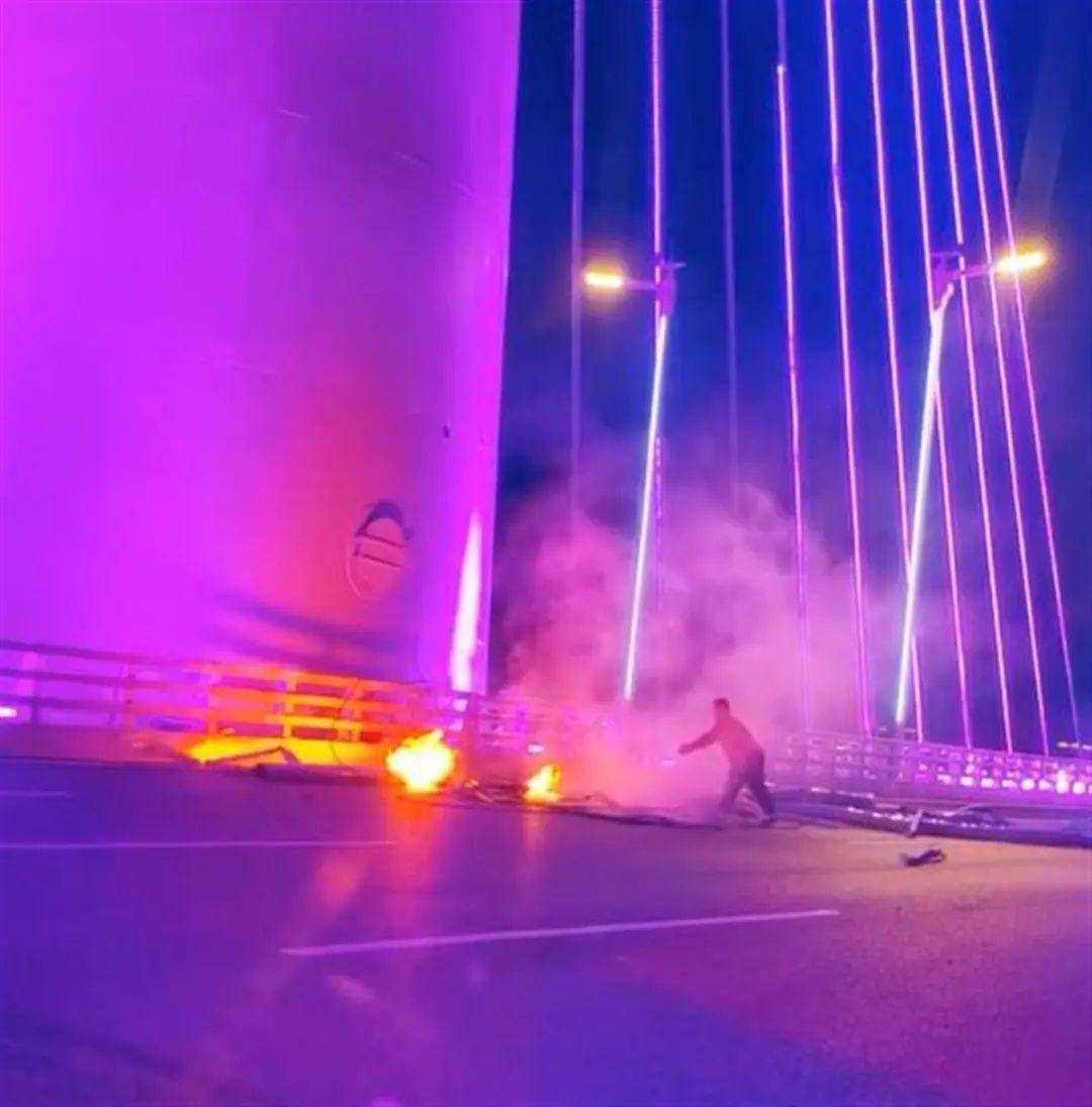 石家庄网红大桥悬索断裂在桥面起火
