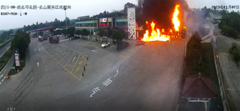 高速名山服务区车辆爆燃事故致2死2伤、3车受损