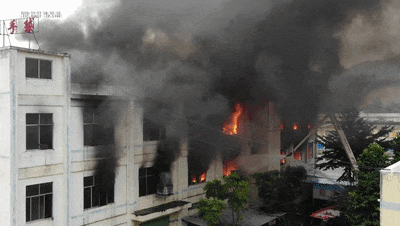 广西梧州岑溪市工业集中区家电产业园内一四层建筑楼发生火灾