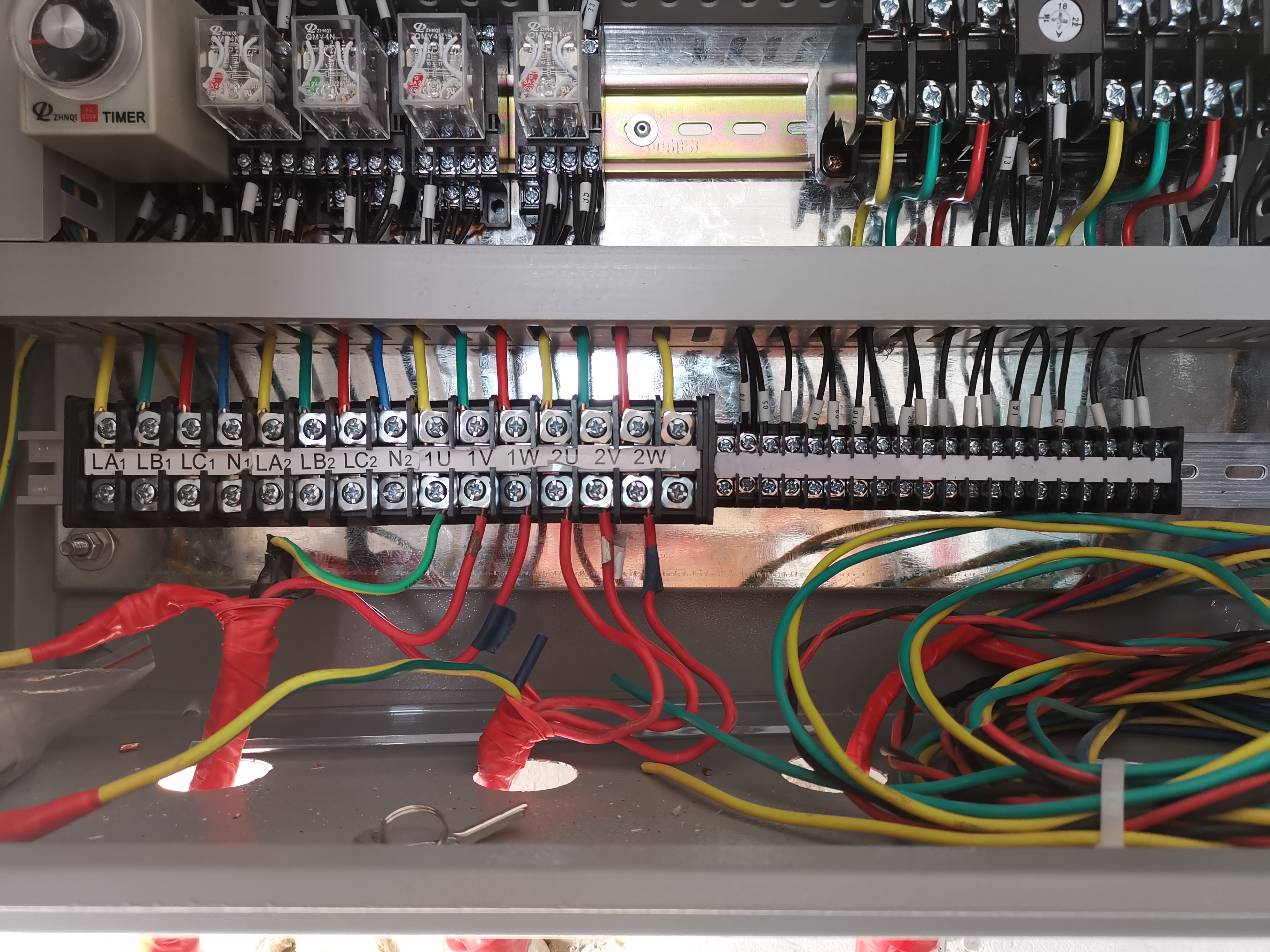 楼顶室内栓管道上的电接点压力表与稳压泵控制柜内的端子接线